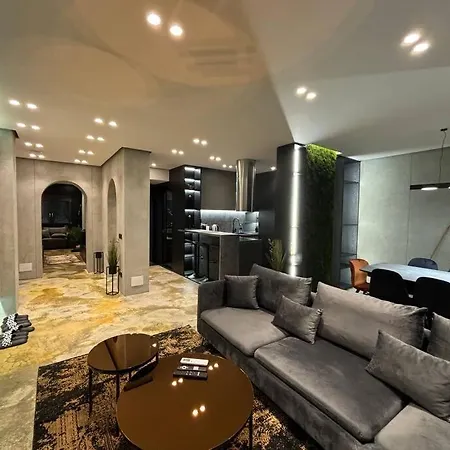 Luxury Boutique / Komuna Parisit / Near To