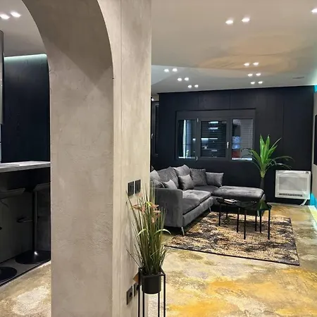 Luxury Boutique / Komuna Parisit / Near To