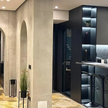 Apartment Luxury Boutique / Komuna Parisit / Near To *