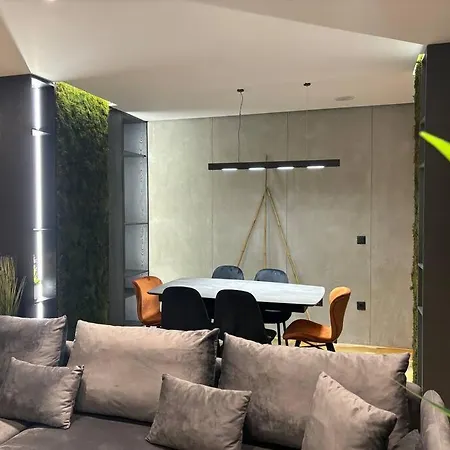 Luxury Boutique / Komuna Parisit / Near To