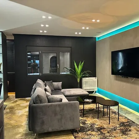 Apartment Luxury Boutique / Komuna Parisit / Near To *