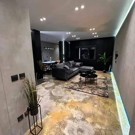 Luxury Boutique / Komuna Parisit / Near To