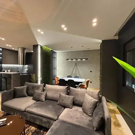 Luxury Boutique / Komuna Parisit / Near To *