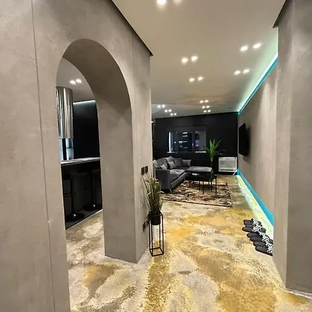 Luxury Boutique / Komuna Parisit / Near To