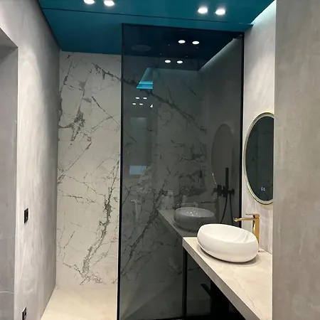Luxury Boutique / Komuna Parisit / Near To Apartment