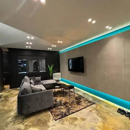 Luxury Boutique / Komuna Parisit / Near To Apartment